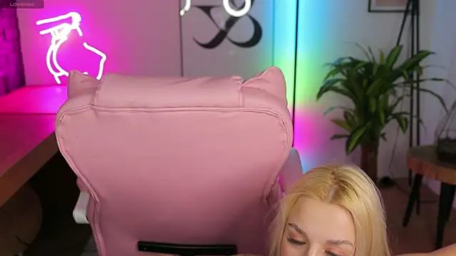 Snapshot of Crystal_Barbie chatting on 5, 3, 2025 Crystal Barbie online show from 5, 3, 2025