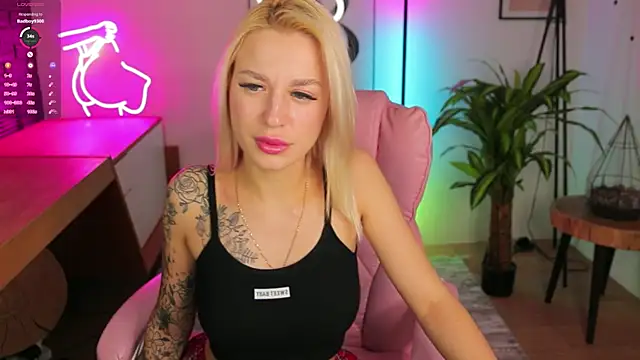 Snapshot of Crystal_Barbie chatting on 9, 3, 2025 Crystal Barbie online show from 9, 3, 2025