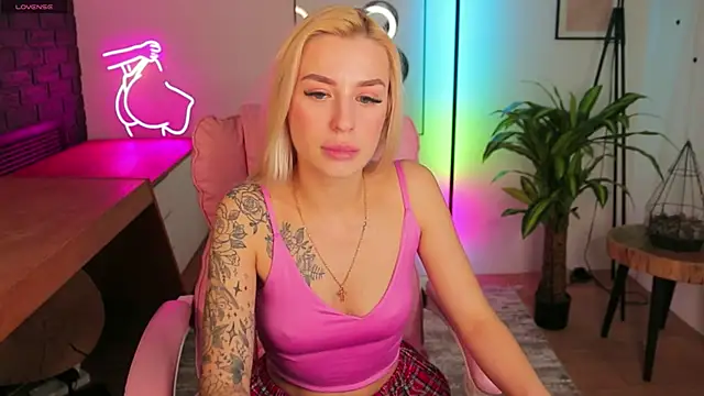 Snapshot of Crystal_Barbie chatting on 18, 3, 2025 Crystal Barbie online show from 18, 3, 2025