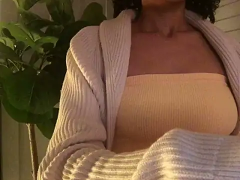 Snapshot of loveofbea chatting on 18, 12, 2024 loveofbea online show from 18, 12, 2024