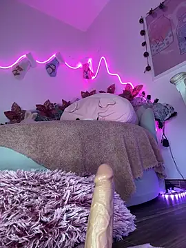 Snapshot of Tsuki-moon chatting on 6, 12, 2024 Tsuki-moon online show from 6, 12, 2024