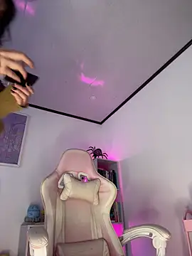 Snapshot of Tsuki-moon chatting on 9, 10, 2025 Tsuki-moon online show from 9, 10, 2025