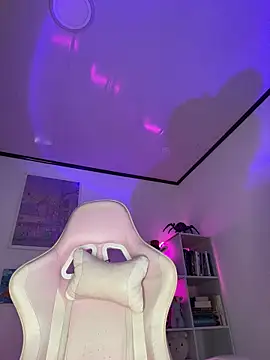 Snapshot of Tsuki-moon chatting on 23, 11, 2025 Tsuki-moon online show from 23, 11, 2025