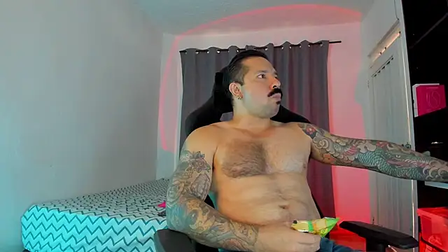 FreeLoveCouple online show from 2, 12, 2025