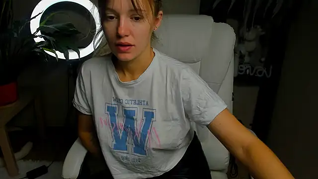 Snapshot of foxy_blond chatting on 25, 10, 2025 foxy blond online show from 25, 10, 2025