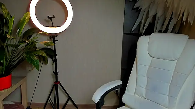 Snapshot of foxy_blond chatting on 4, 11, 2025 foxy blond online show from 4, 11, 2025