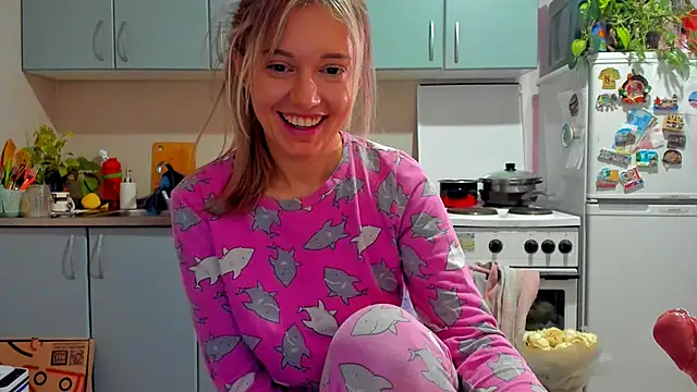 Snapshot of foxy_blond chatting on 7, 11, 2025 foxy blond online show from 7, 11, 2025