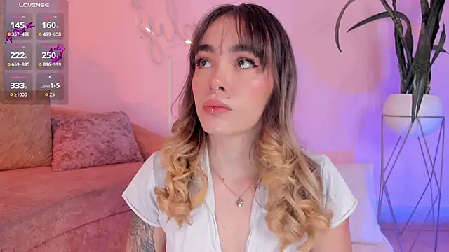 Lucy Vega online show from 11, 11, 2025