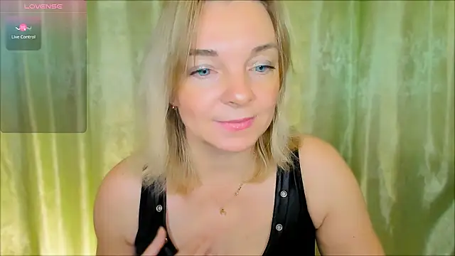 Snapshot of Regina__blue chatting on 2, 12, 2024 Regina  blue online show from 2, 12, 2024