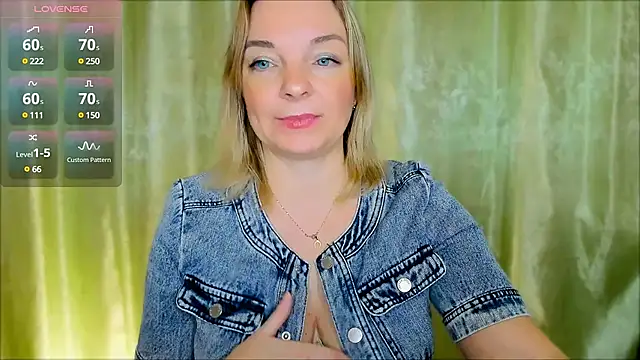 Snapshot of Regina__blue chatting on 5, 12, 2024 Regina  blue online show from 5, 12, 2024