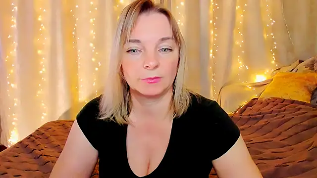 Snapshot of Regina__blue chatting on 28, 10, 2025 Regina  blue online show from 28, 10, 2025