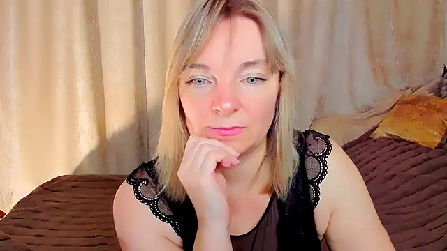 Snapshot of Regina__blue chatting on 1, 11, 2025 Regina blue online show from 1, 11, 2025