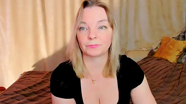 Snapshot of Regina__blue chatting on 18, 12, 2025 Regina blue online show from 18, 12, 2025