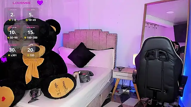 Snapshot of alexia_mattel chatting on 8, 11, 2025 alexia mattel online show from 8, 11, 2025