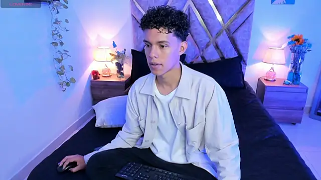 Snapshot of nickolas_moon chatting on 25, 9, 2025 nickolas moon online show from 25, 9, 2025