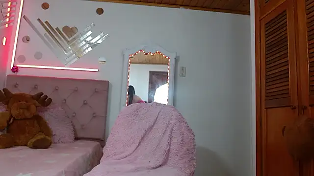 tifanny-squirt online show from 10, 3, 2026