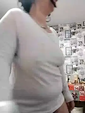 AdelinaJude online show from 26, 1, 2025