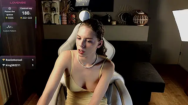 AyreenMoore online show from 15, 9, 2025