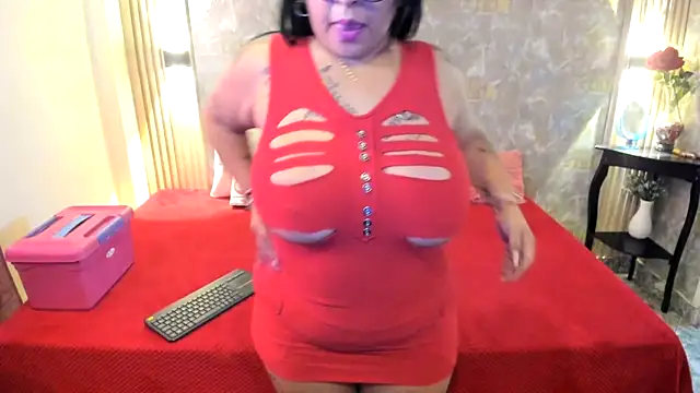 Snapshot of estephany_queen chatting on 9, 10, 2025 estephany queen online show from 9, 10, 2025