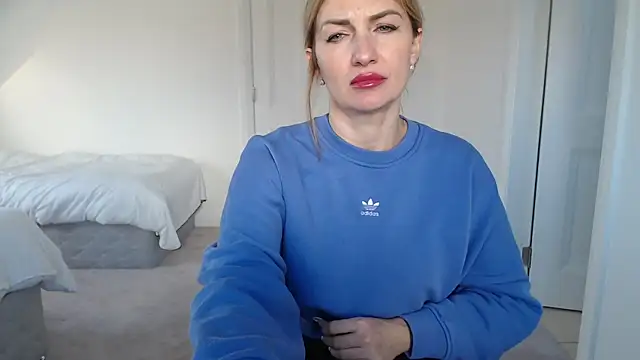 Snapshot of Mallinia chatting on 4, 2, 2025 Mallinia online show from 4, 2, 2025