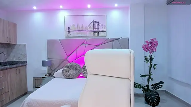 naomii campbell  online show from 14, 10, 2025