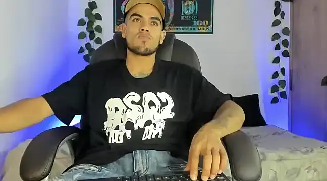 Snapshot of mikee_scooth chatting on 24, 2, 2025 mikee scooth online show from 24, 2, 2025