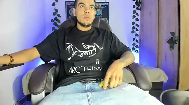 Snapshot of mikee_scooth chatting on 7, 3, 2025 mikee scooth online show from 7, 3, 2025