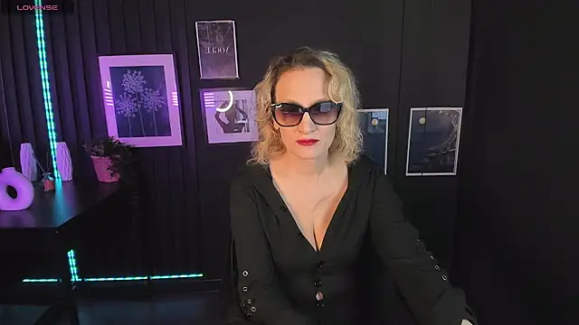 Queen Anna  online show from 15, 12, 2024