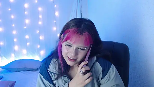 Snapshot of mixie_cute chatting on 12, 12, 2024 mixie cute online show from 12, 12, 2024