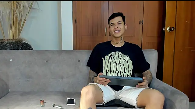 Snapshot of jamesinked_ chatting on 28, 10, 2025 jamesinked online show from 28, 10, 2025