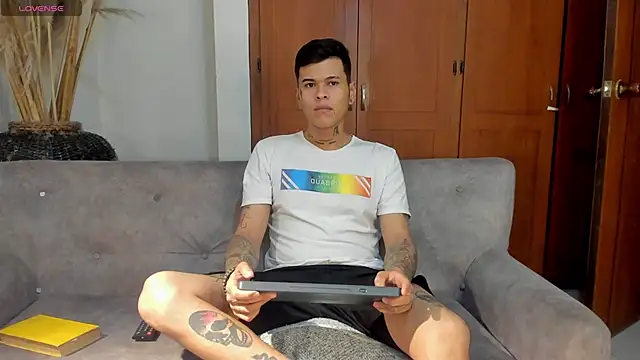 Snapshot of jamesinked_ chatting on 13, 11, 2025 jamesinked online show from 13, 11, 2025