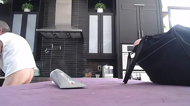 Snapshot of Toy-Daddy chatting on 13, 10, 2025 Toy-Daddy online show from 13, 10, 2025