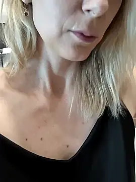 Snapshot of AvelinaLeoni chatting on 23, 10, 2025 AvelinaLeoni online show from 23, 10, 2025