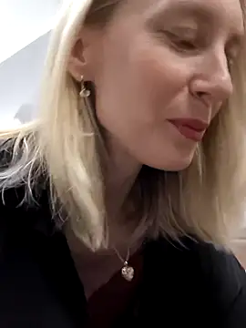 Snapshot of AvelinaLeoni chatting on 19, 12, 2025 AvelinaLeoni online show from 19, 12, 2025