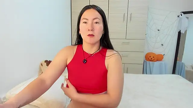 Elle Lee  online show from 14, 10, 2025