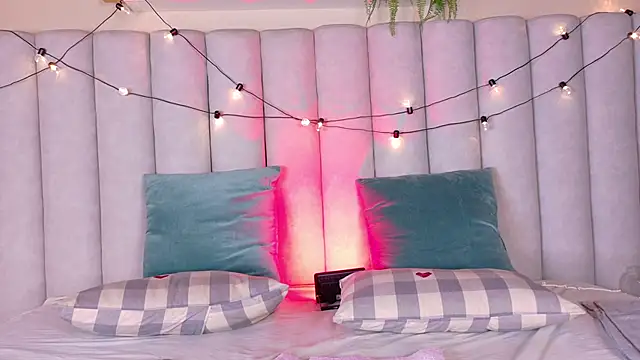 Snapshot of BriaConner_ chatting on 20, 11, 2025 BriaConner online show from 20, 11, 2025