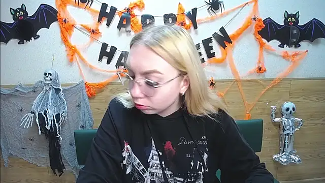 Snapshot of BeatriceFly chatting on 21, 10, 2025 BeatriceFly online show from 21, 10, 2025