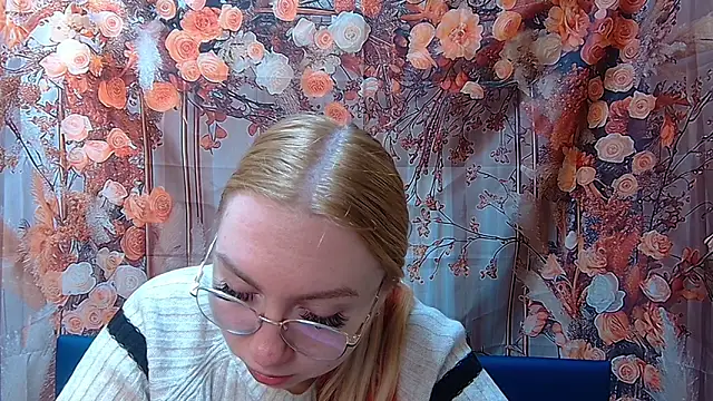 Snapshot of BeatriceFly chatting on 6, 11, 2025 BeatriceFly online show from 6, 11, 2025