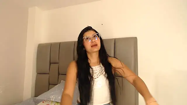 Snapshot of cloehonney chatting on 1, 4, 2026 cloehonney online show from 1, 4, 2026