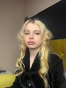 Snapshot of MisssLola chatting on 23, 11, 2025 MisssLola online show from 23, 11, 2025