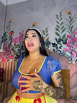 Snapshot of kiim_taaylor chatting on 13, 10, 2025 kiim taaylor online show from 13, 10, 2025