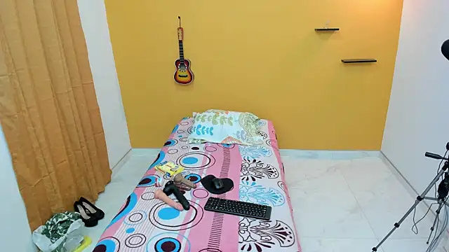 Snapshot of evaleribigtits18 chatting on 12, 1, 2025 evaleribigtits18 online show from 12, 1, 2025