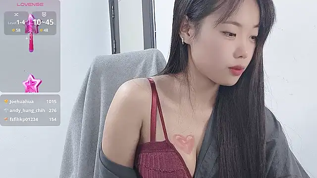 Snapshot of Lvy--v chatting on 12, 12, 2024 Lvy--v online show from 12, 12, 2024