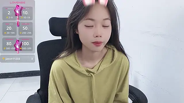 Snapshot of Lvy--v chatting on 8, 1, 2025 Lvy--v online show from 8, 1, 2025