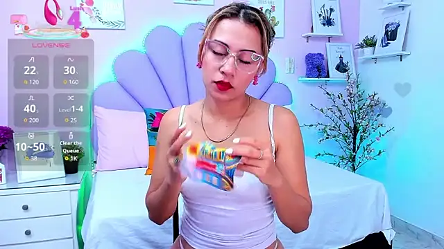 Snapshot of HannaPretthy chatting on 6, 11, 2025 HannaPretthy online show from 6, 11, 2025