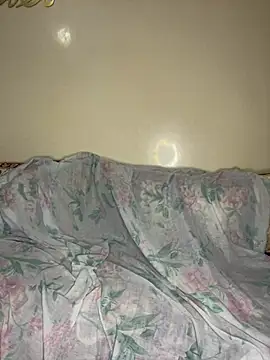 Layla-daloua online show from 10, 12, 2024