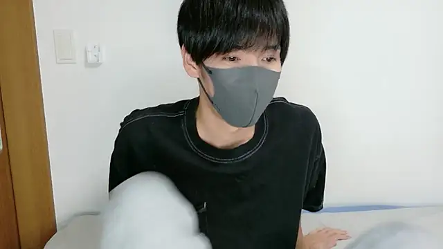 Snapshot of itsme_LEON chatting on 12, 10, 2025 itsme LEON online show from 12, 10, 2025