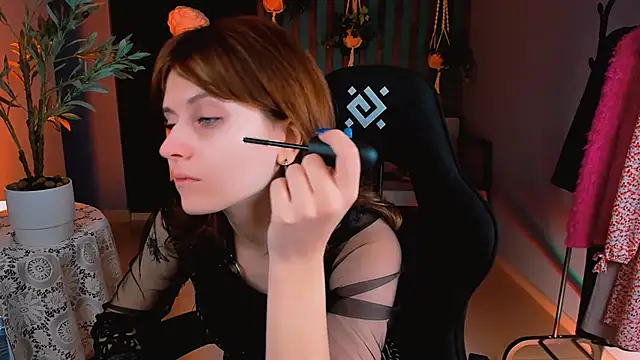 Snapshot of LolaAsmus chatting on 14, 11, 2025 LolaAsmus online show from 14, 11, 2025