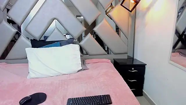 Snapshot of Nahomi-Hill chatting on 26, 3, 2026 Nahomi-Hill online show from 26, 3, 2026