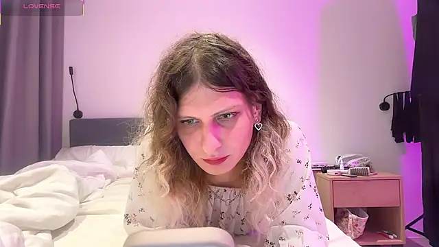 Snapshot of Alice_Pinkhead chatting on 23, 10, 2025 Alice Pinkhead online show from 23, 10, 2025